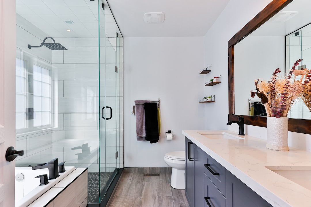 Plafony łazienkowe – na jakie ich cechy należy zwrócić uwagę?