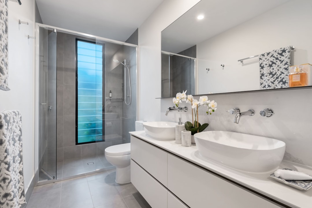 Odpływ liniowy 90 cm – innowacyjne rozwiązanie w architekturze łazienkowej