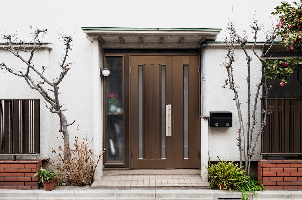 Jak odpowiednio dobrać stalowe drzwi zewnętrzne do stylu swojego domu?