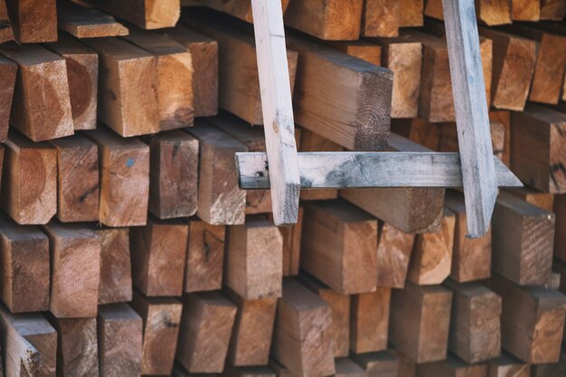 Jak wybrać odpowiednie belki drewniane do konstrukcji domu?